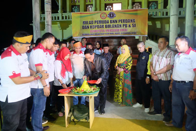 Bupati Inhil Larut Dalam Suasana Keakraban Dengan Puluhan Generasi Muda